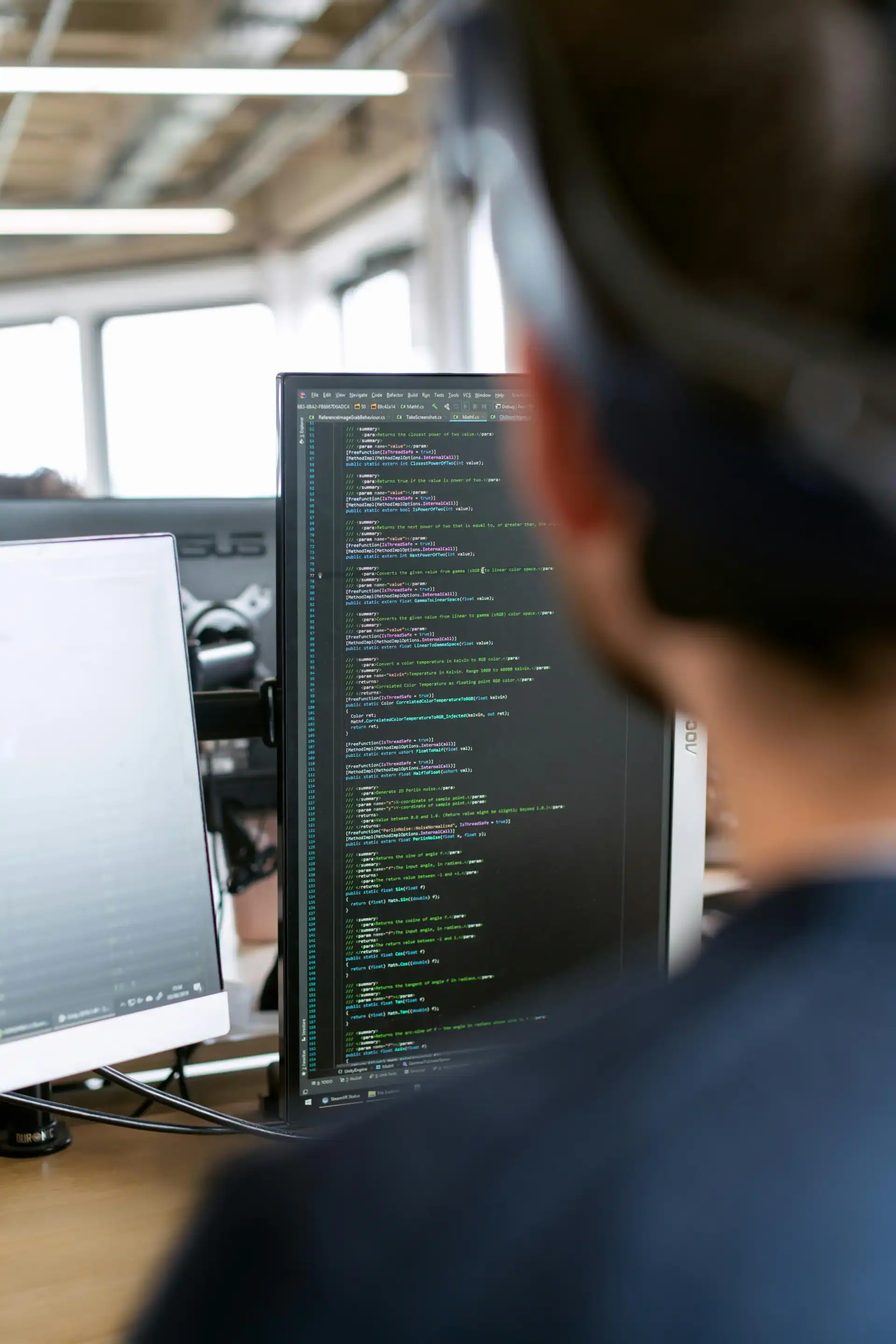 Entwickler bei der Arbeit am Bildschirm