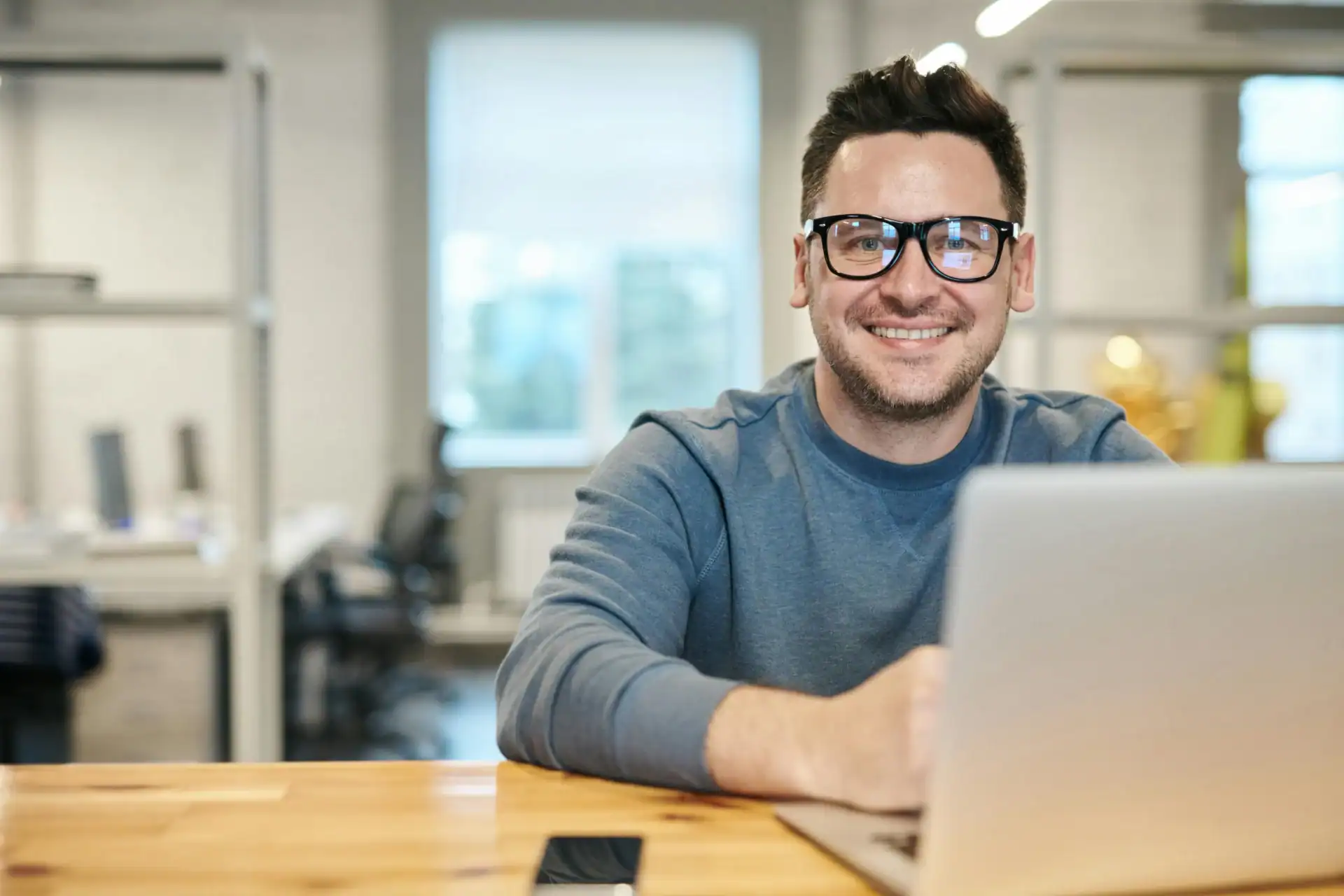 Mitarbeiter von Pageworkers am Laptop im Büro