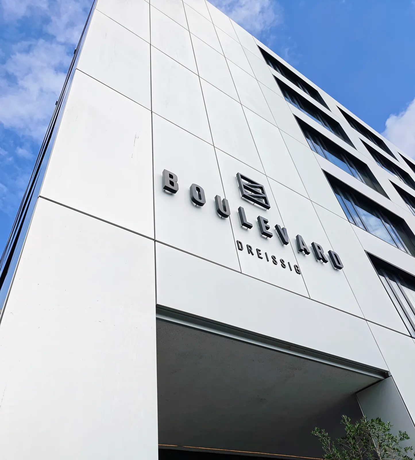 Boulevard Dreissig lettering on the building
