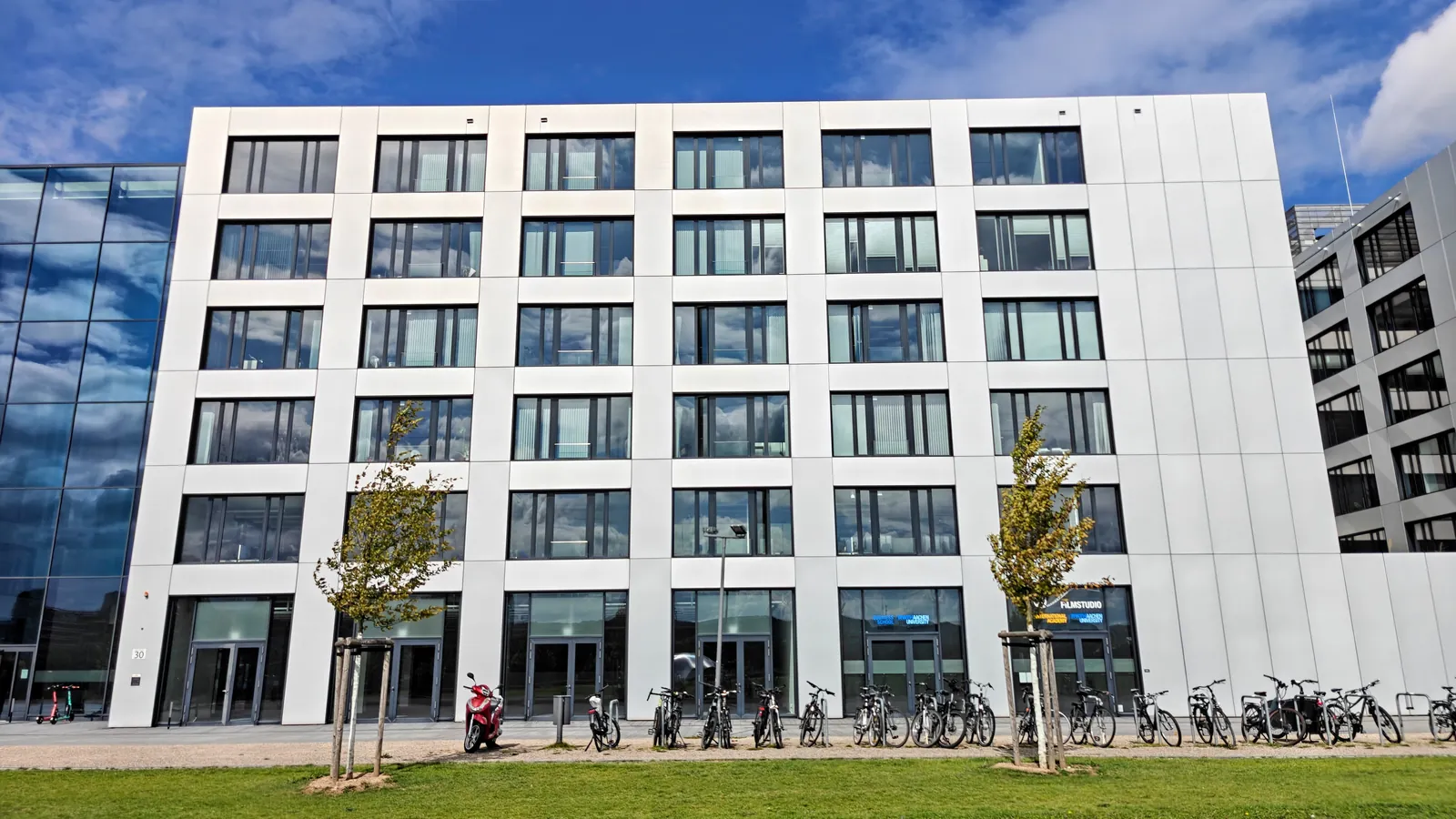 Entrance of the office building at Campus-Boulevard 30