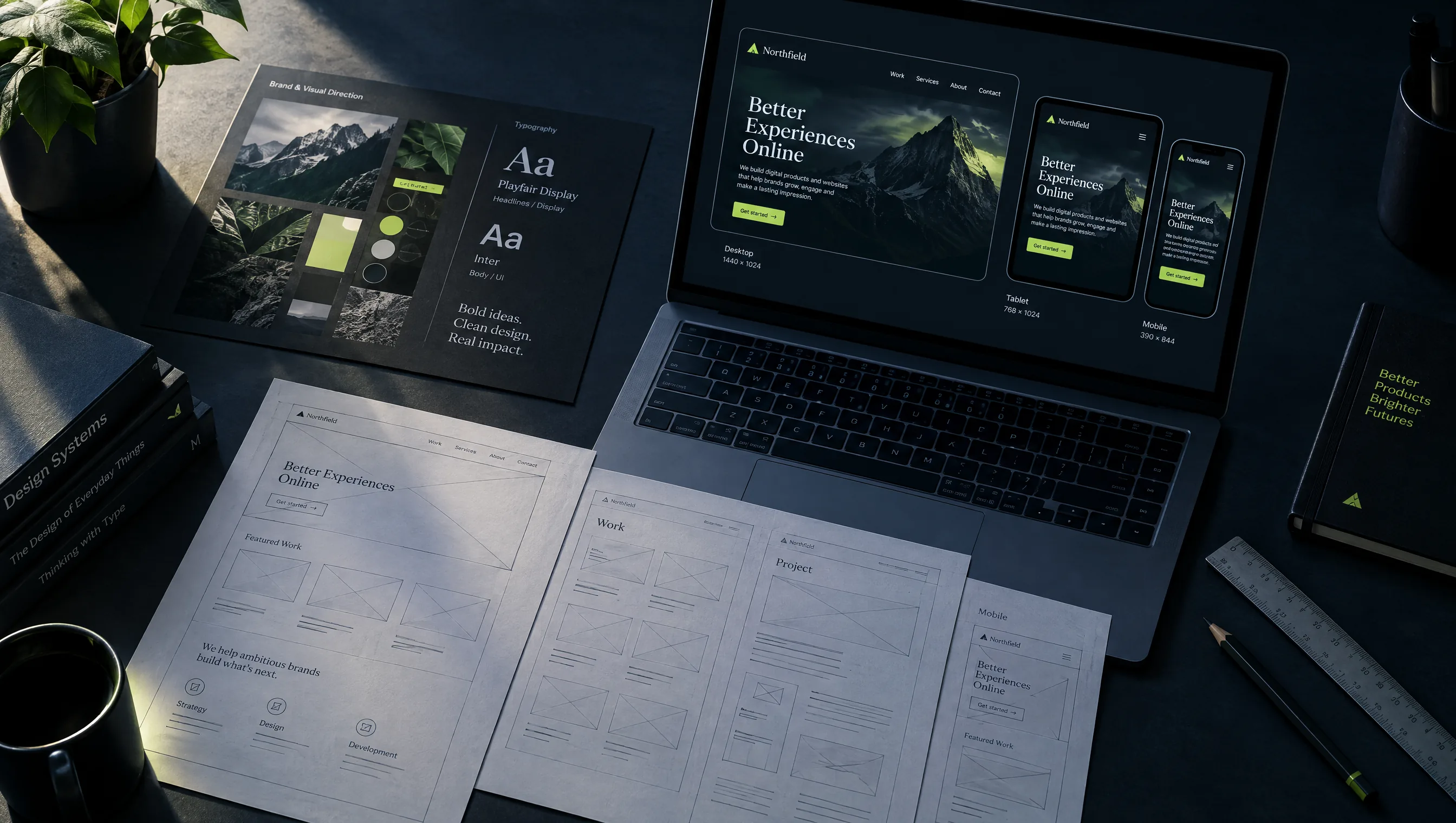 Laptop mit responsiven Website-Prototypen und Skizzen